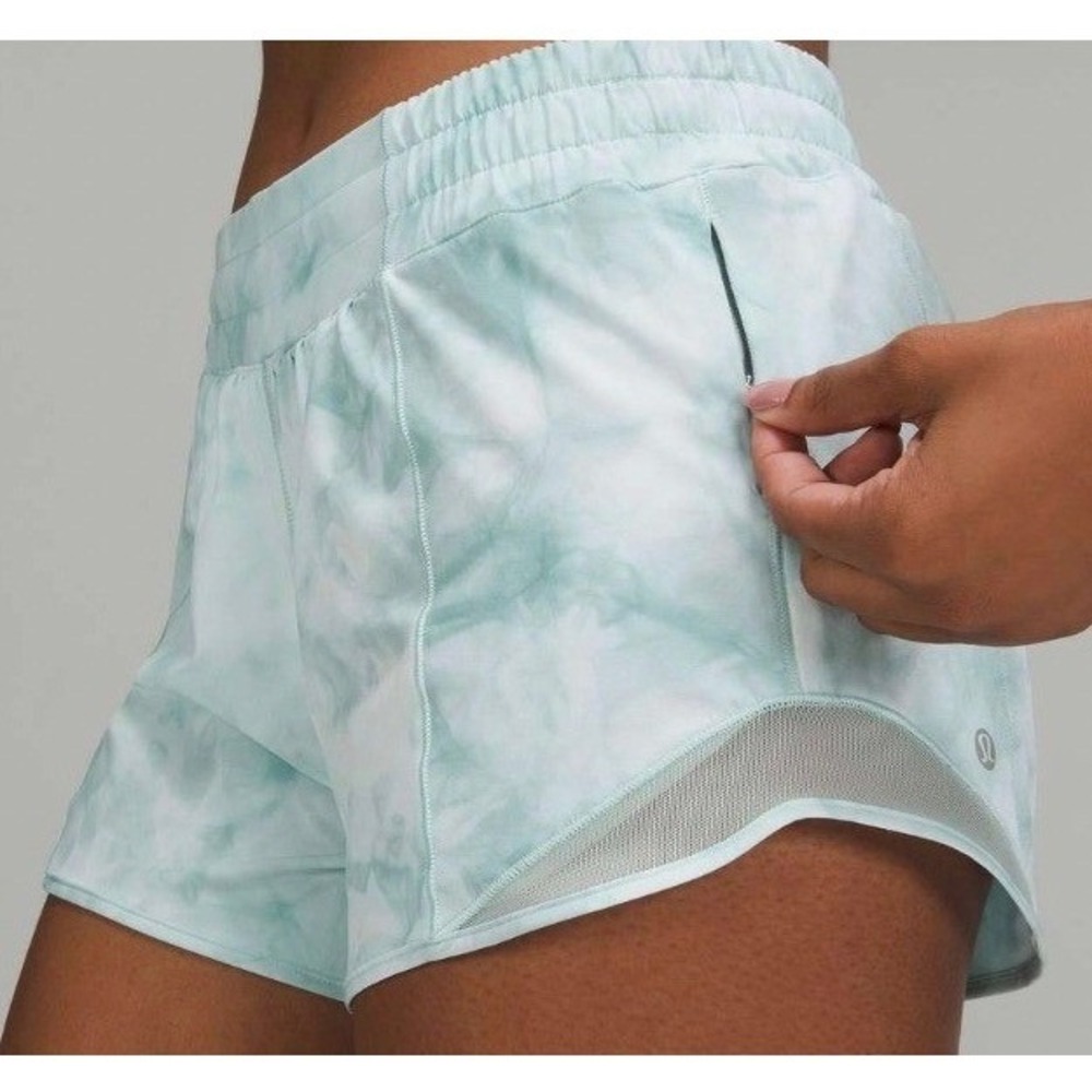 Lululemon Hotty Hot Low-Rise Lined Short 4" Diamond Dye White Silver Blue SZ 4